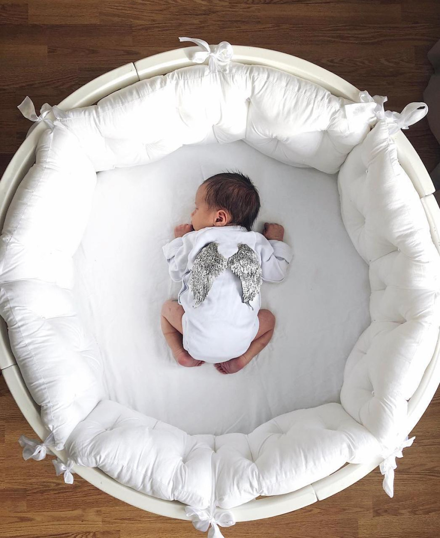 Круглая кровать для новорожденных. Круглые детские кроватки для новорожденных. Круглая кроватка для новорожденных. Младенец в круглой кроватке. Люлька трансформер